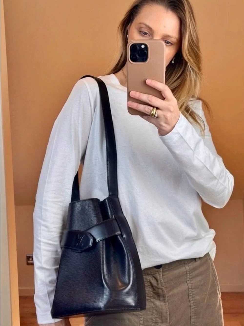 LOUIS VUITTON SAC D'ÉPAULE BUCKET SHOULDER BAG PURSE IN BLACK EPI LEATHER PM